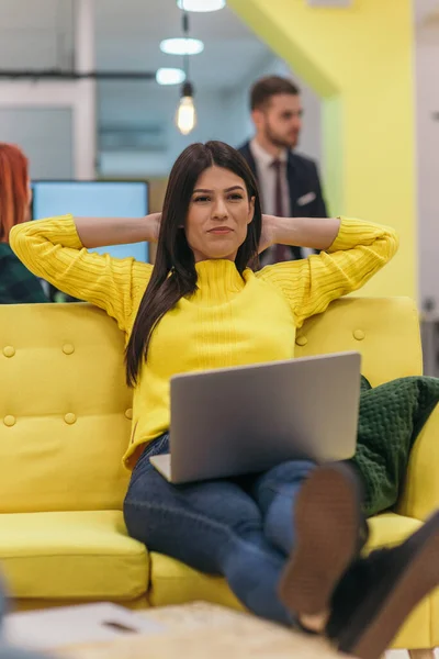 Fešák Businesswoman Zaměstnanec Sedí Žlutém Gauči Zatímco Pracuje Svém Notebooku — Stock fotografie