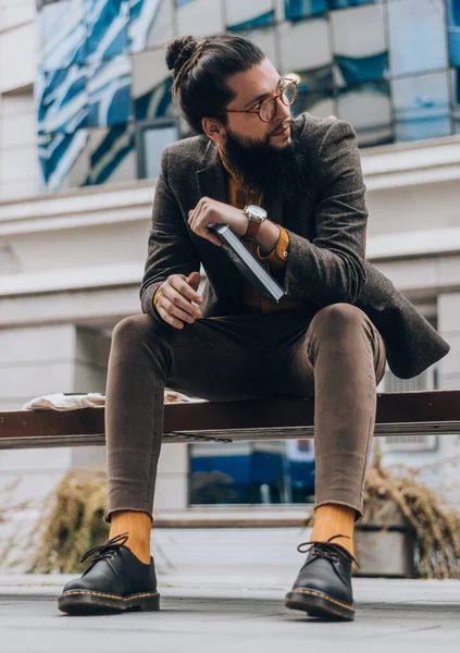 Jeune Homme Hipster Attrayant Portant Une Tenue Moderne Assis Sur — Photo