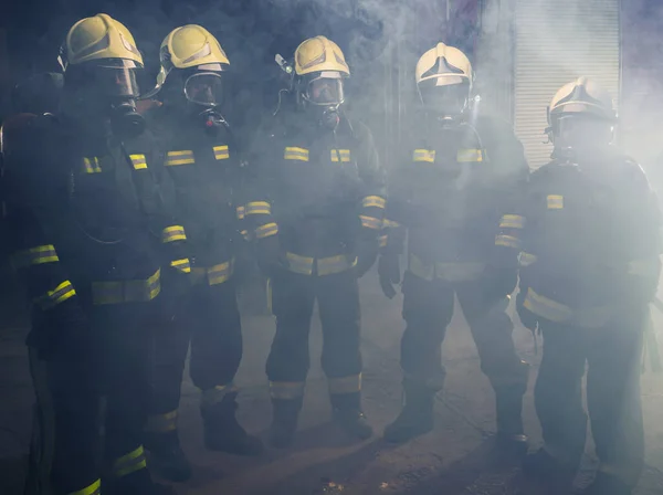 Портрет Группы Пожарных Центре Дыма Огнетушителя — стоковое фото