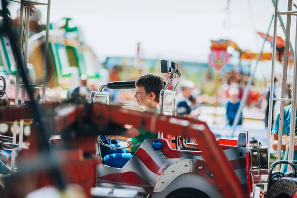 Enfant Joyeux Jouant Avec Une Petite Voiture Colorée Sur Manège — Photo