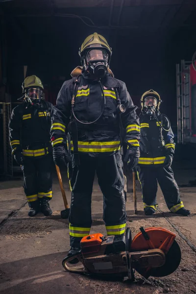 Grupo Tres Jóvenes Bomberos Posando Dentro Del Departamento Bomberos Con —  Fotos de Stock