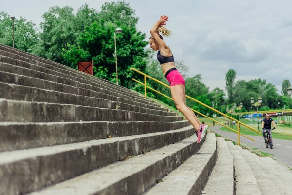Apto Atleta Saudável Mulher Bonita Sportswear Apertado Pulando Escadas Aquecendo — Fotografia de Stock