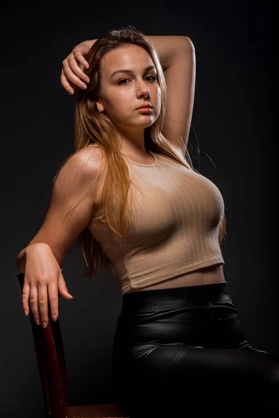 Studio Mode Portret Van Een Modern Meisje Dragen Beige Top — Stockfoto