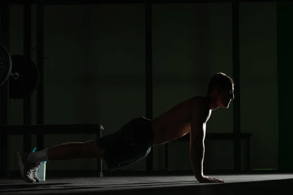 Fuerte Atleta Masculino Haciendo Flexiones Interiores Perspectiva Cerca Estilo Vida —  Fotos de Stock