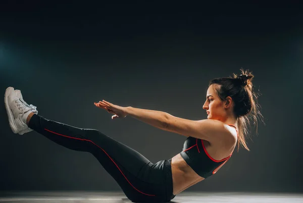 Hermosa Mujer Vestida Con Ropa Deportiva Negra Practicando Yoga —  Fotos de Stock