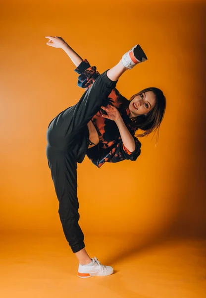 Mujer Bailando Moderna Realizando Movimientos Danza Estilo Moderno —  Fotos de Stock