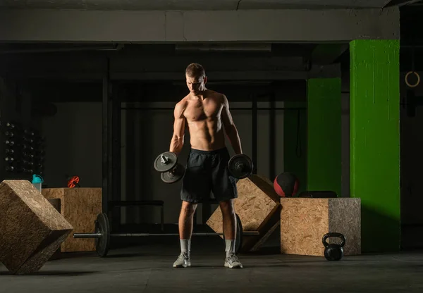 Jovem Fisiculturista Formação Dumbbell Alternar Bíceps Curl Casa Ginásio — Fotografia de Stock