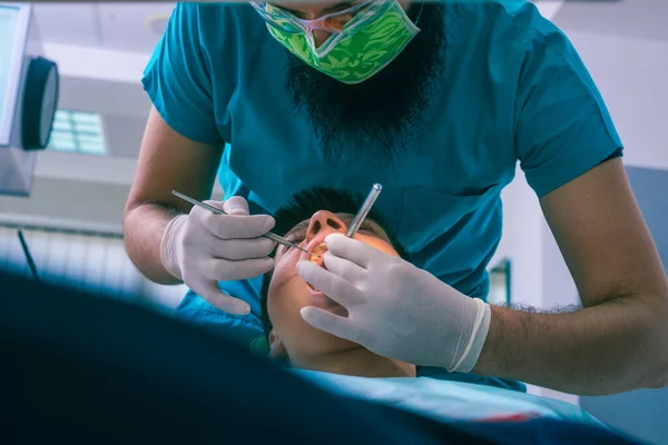 Der Zahnarzt Untersucht Die Zähne Eines Teenagers Zahnarztstuhl Der Zahnarztpraxis — Stockfoto