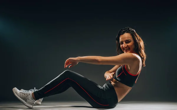 Mulher Bonita Desportiva Esticando Pernas Lado Retrato Corpo Inteiro Isolado — Fotografia de Stock