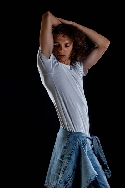 Retrato Joven Atractivo Posando Ropa Estilo Moderno Sobre Fondo Oscuro — Foto de Stock