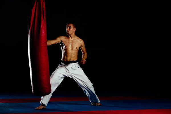 Muscular Fighter Fighting Guard Next Punching Bag Isolated Black Background — Stock Photo, Image