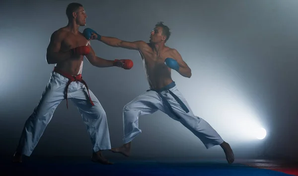 Karate Män Med Svart Bälte Poserar Mästare Världen Svart Bakgrund — Stockfoto