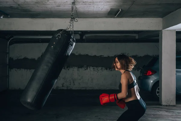 Vista Del Perfil Una Joven Fuerte Golpeando Una Bolsa Boxeo — Foto de Stock