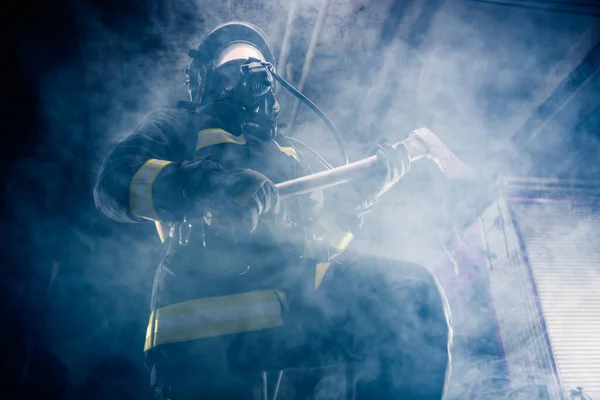 Retrato Una Mujer Bombero Mientras Sostiene Hacha Lleva Una Máscara — Foto de Stock