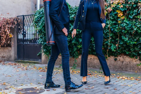 Patas Cerca Dos Personas Trajes Caminando Por Acera Ciudad Moderna —  Fotos de Stock