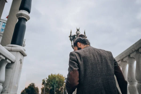 Joven Hombre Negocios Moderno Con Cabello Largo Barba Paseo Marítimo —  Fotos de Stock