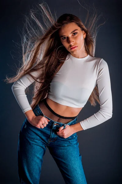 Retrato Una Atractiva Mujer Elegante Posando Sobre Fondo Oscuro — Foto de Stock