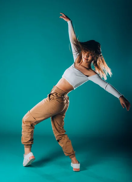 Chica Atlética Flexible Durante Intenso Ejercicio Danza Moderno Estudio Cyan —  Fotos de Stock