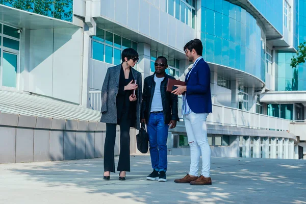 Grupp Välklädda Multietniska Affärspartner Som Diskuterar Ett Projekt Utomhus — Stockfoto