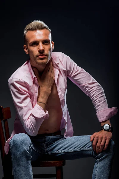 Estudio Cuerpo Disparo Modelo Masculino Moda Con Ropa Elegante — Foto de Stock