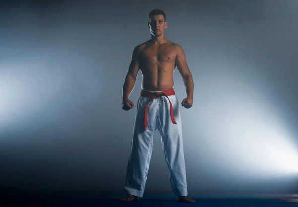 Idrottsman Med Svart Bälte Och Karategi Utför Formell Karateträning — Stockfoto