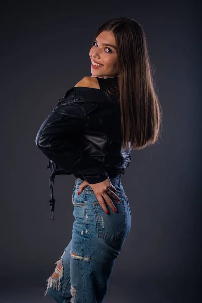 Retrato Uma Bela Menina Elegante Posando Jaqueta Couro Preto Jeans — Fotografia de Stock