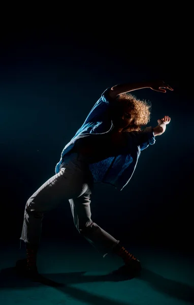 Танцювальні Рухи Виконанні Акробатичної Гнучкої Танцівниці — стокове фото