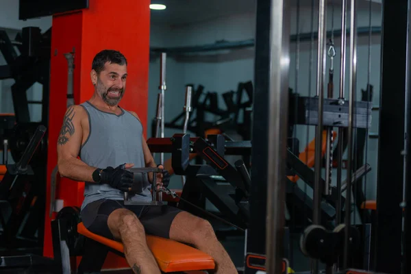 Spor Salonundaki Spor Salonunda Sakallı Spor Aletleri Üzerinde Ağır Yük — Stok fotoğraf