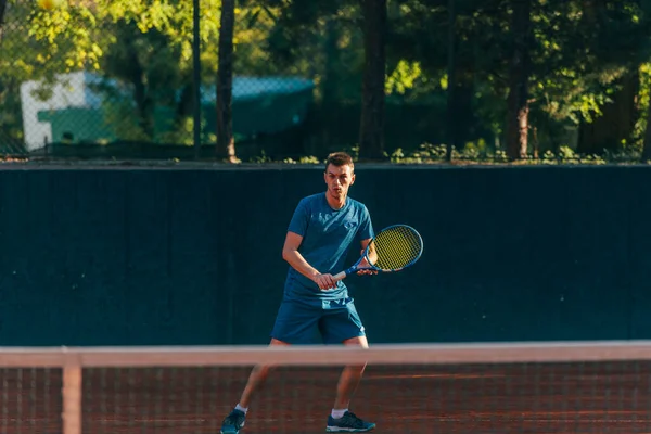 Fokuserad Manlig Idrottsman Väntar Att Bollen Ett Professionellt Tennisspel — Stockfoto