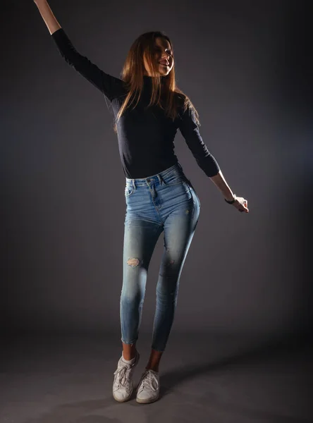 Modelo Feminino Atraente Jeans Jeans Jeans Posando Isolado Fundo Cinza — Fotografia de Stock