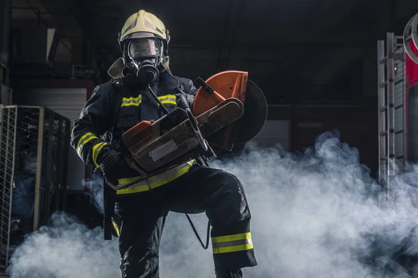 Προσωπογραφία Πυροσβέστη Πλήρη Προστατευτικό Εξοπλισμό Που Ποζάρει Αλυσοπρίονο Στον Ώμο — Φωτογραφία Αρχείου