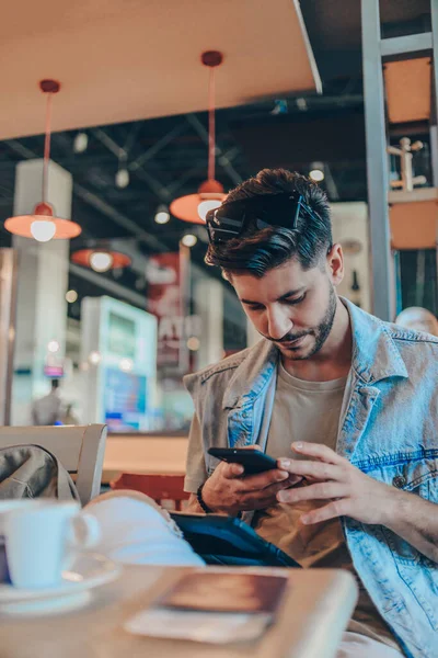 Schöner Mann Mit Pass Und Flugtickets Trinkt Kaffee Flughafen — Stockfoto