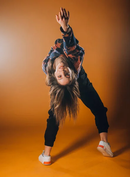 Modern Dans Sanatçısı Stüdyoda Dans Hareketleri Yapıyor — Stok fotoğraf