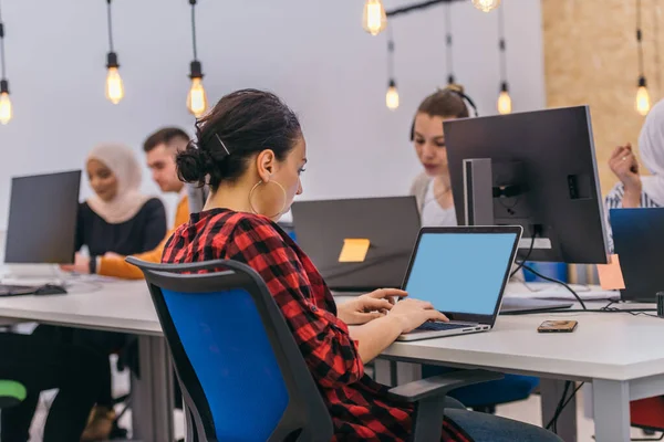 Photo Derrière Une Employée Assise Son Bureau Travaillant Sur Son — Photo