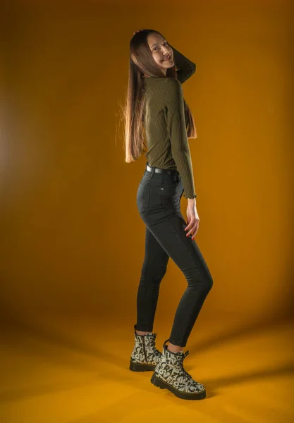 Mujer Joven Con Sombrero Primavera Sobre Fondo Amarillo — Foto de Stock