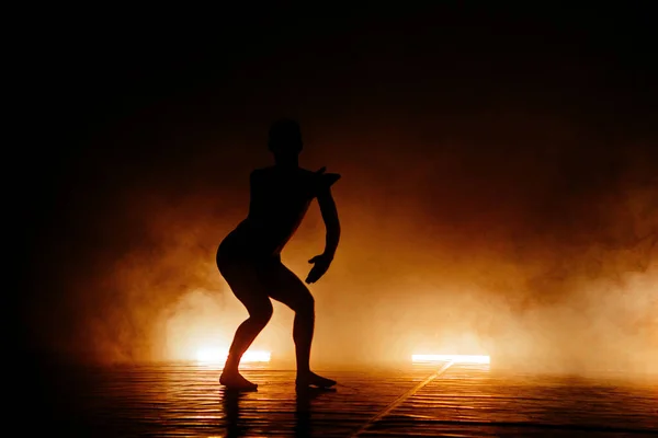 スタジオで踊る優雅な現代バレエダンサー — ストック写真