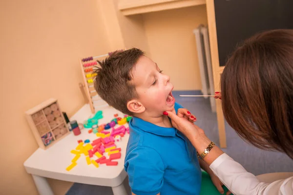 Weibliche Kinderärztin Checkt Kehle Und Mund Eines Kleinen Süßen Jungen — Stockfoto