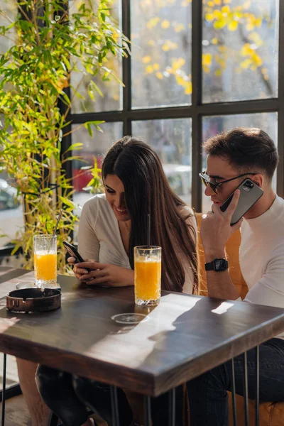 Amigos Socializando Divirtiéndose Riendo Tomando Café Cafetería Mientras Tontean Amigos —  Fotos de Stock