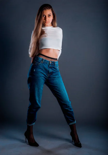 Jeune Femme Élégante Portant Pantalon Denim Bleu Pull Blanc — Photo