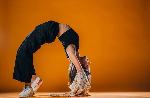 Flexibilní Atletická Dívka Při Intenzivním Tanečním Cvičení Moderním Oranžovém Studiu — Stock fotografie