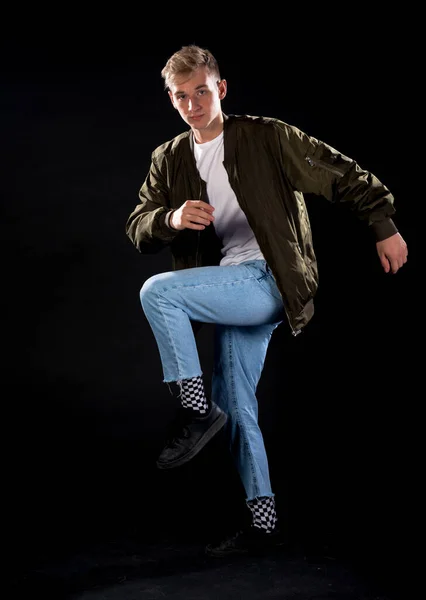 Stylischer Modemann Blauer Jeans Und Grüner Jacke Posiert Vor Dunklem — Stockfoto