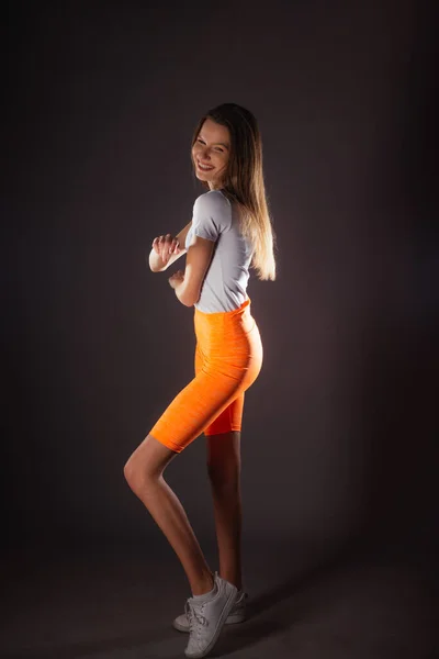 Portrét Mladé Usměvavé Sportovkyně Stojící Studiu Oblečená Bílém Svršku Krátkých — Stock fotografie