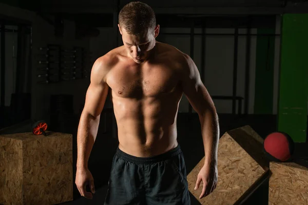 Hombre Musculoso Tomando Descanso Entrenamiento Duro Mientras Bebe Agua — Foto de Stock