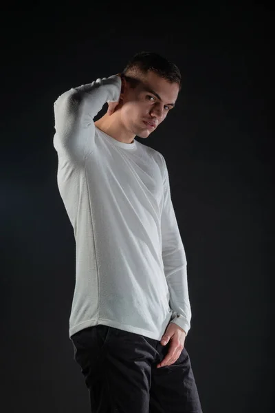 Retrato Moda Sobre Fondo Negro Guapo Modelo Masculino Blusa Blanca — Foto de Stock
