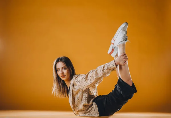Mujer Joven Con Estilo Que Practica Poses Danza Estilo Moderno —  Fotos de Stock