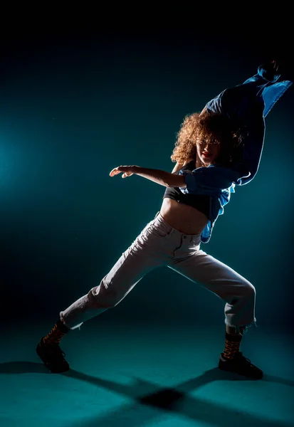 Jong Atletisch Meisje Het Uitvoeren Van Hedendaagse Dans Moves — Stockfoto