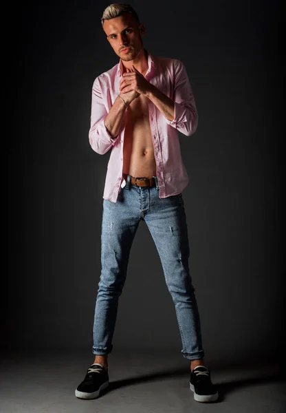 Bonito Homem Jovem Caucasiano Unshaven Macho Modelo Moda Posando Isolado — Fotografia de Stock