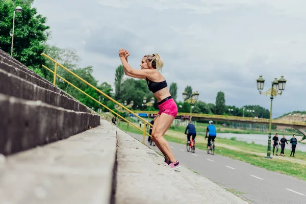 Potrivesc Atlet Sănătos Femeie Frumoasă Îmbrăcăminte Sport Strânsă Sărind Scări — Fotografie, imagine de stoc