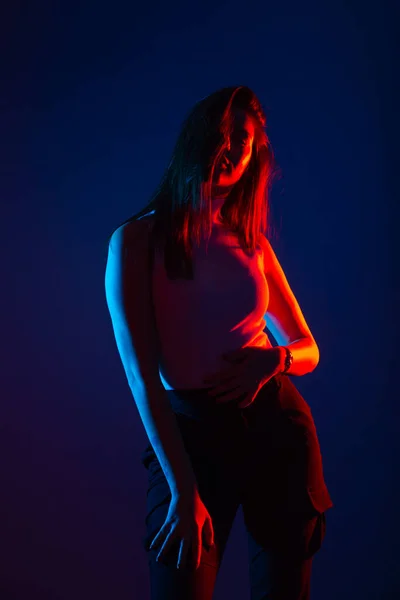 Modelo Feminino Posando Estúdio Com Cores Vermelho Azul Alto Contraste — Fotografia de Stock