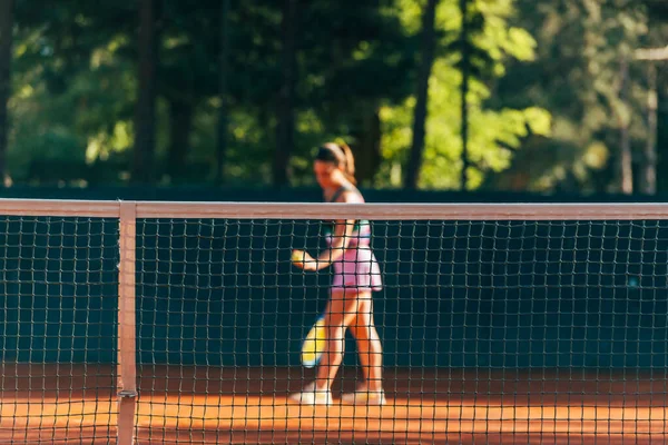 Hübsche Tennisspielerin Durchs Netz Beobachtet — Stockfoto